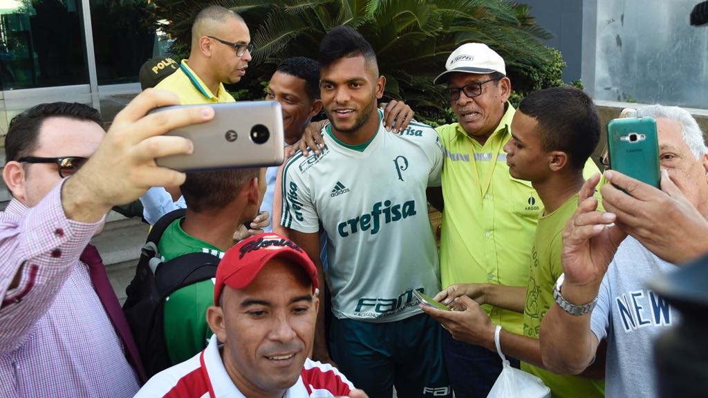 Aficionados de todas las edades estaban frente al hotel de concentración de Palmeiras