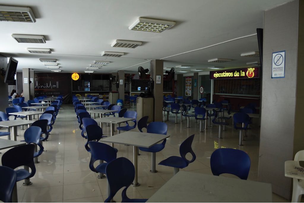 No es día festivo pero así luce una cafetería de la Universidad Autónoma del Caribe.