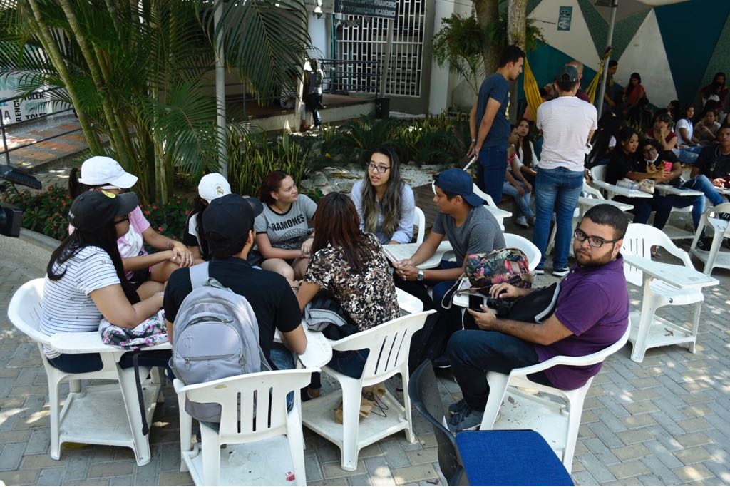 Los estudiantes celebran la solidaridad de los barranquilleros alrededor de esa alma mater.-