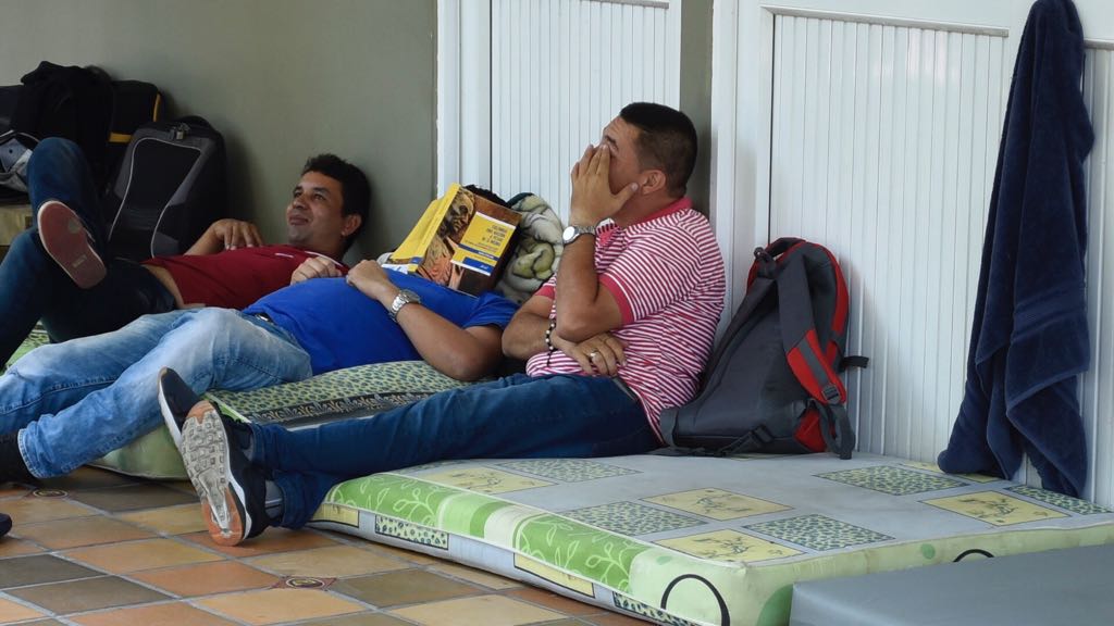 En colchonetas duermen estudiantes en la Plazoleta de la UniAutónoma)