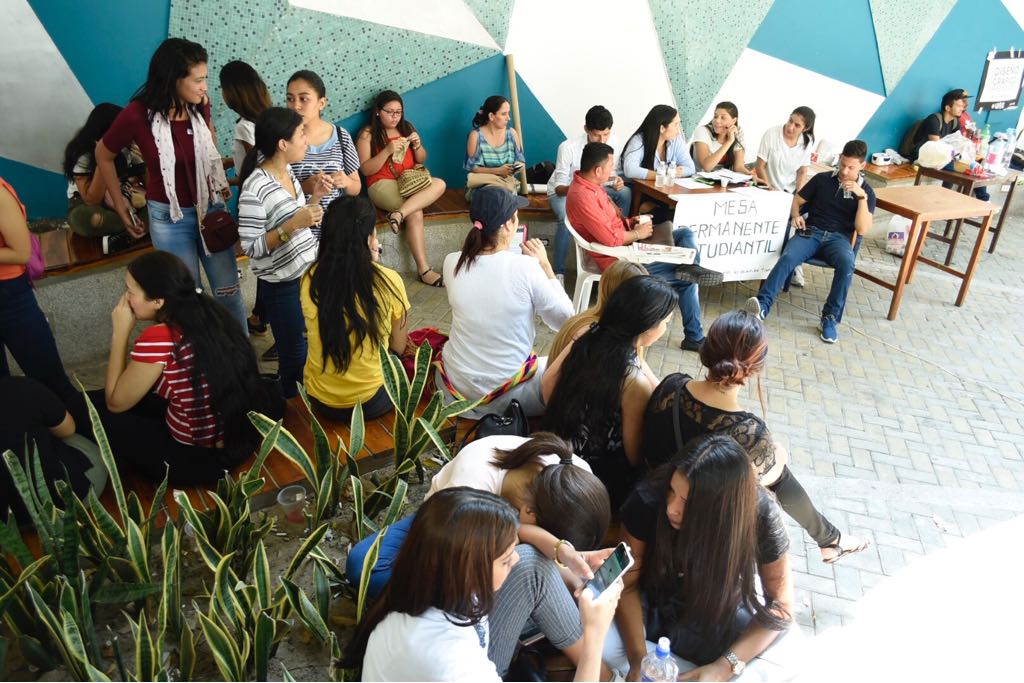 Estudiantes en la mesa permanente instalada en la Universidad.