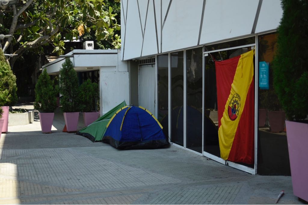 Carpas instaladas por estudiantes en la Plazoleta.