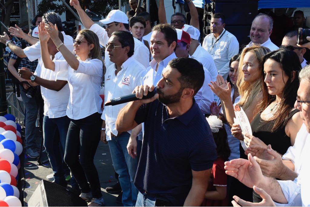 Arturo Char canta el jingle de la campaña presidencial Germán Vargas Lleras.