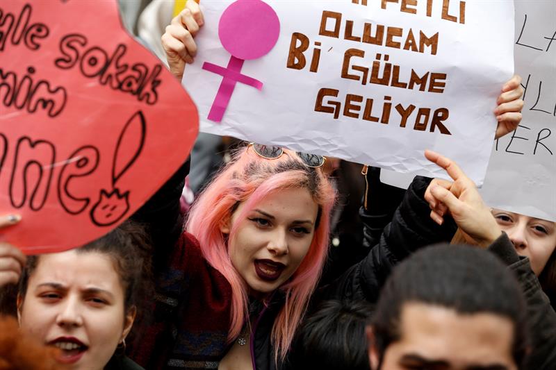 Mujeres se manifiestan en Turquía.