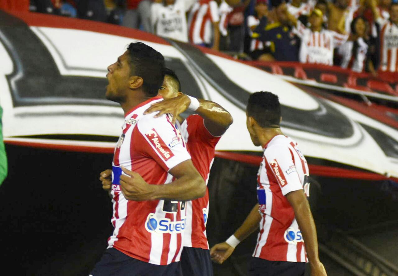 Luis Carlos Ruiz celebra el segundo gol de Junior frente al Cali, que le dio la victoria al cuadro tiburón.