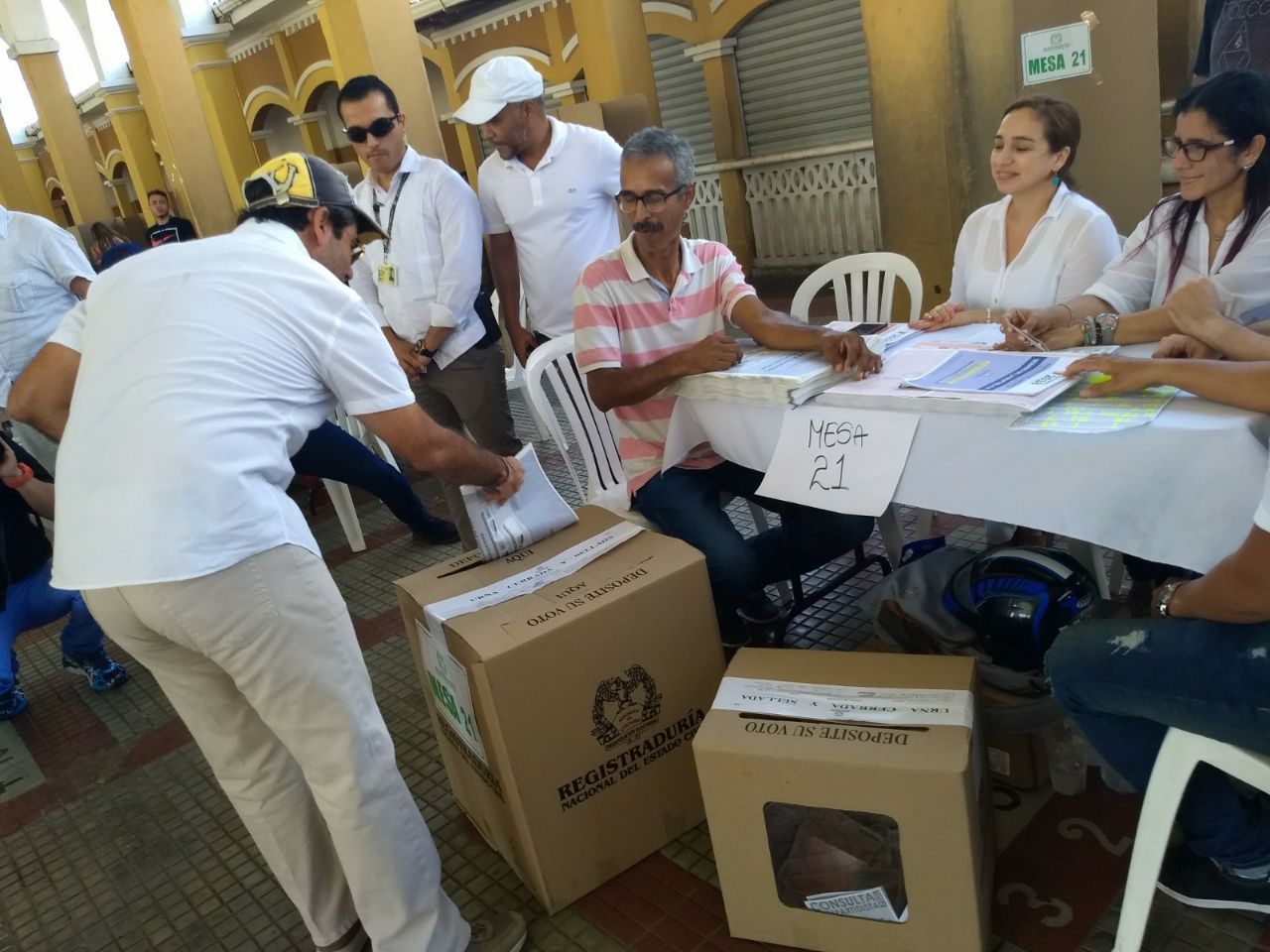 El Alcalde Alejandro Char deposita su voto en el Instituto La Salle.