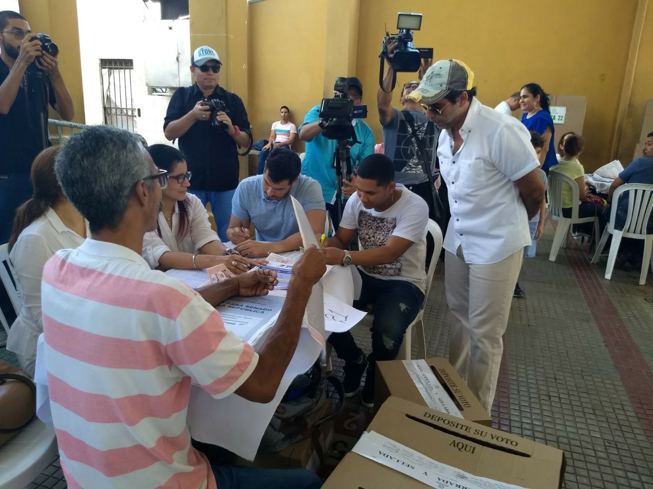 El Alcalde Alejandro Char deposita su voto en el Instituto La Salle.