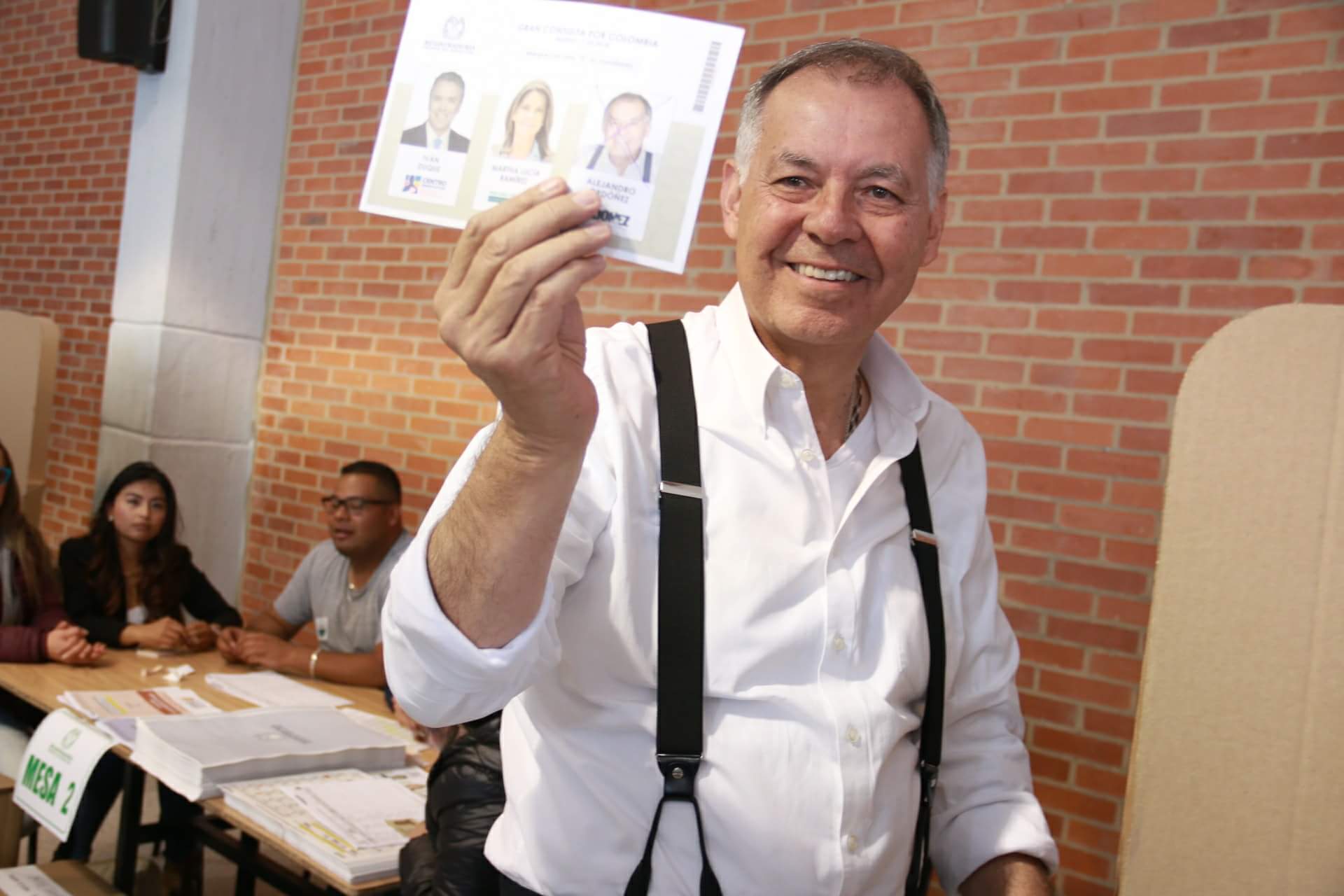 El candidato Alejandro Ordóñez Maldonado deposita el voto de la Gran Consulta por Colombia.