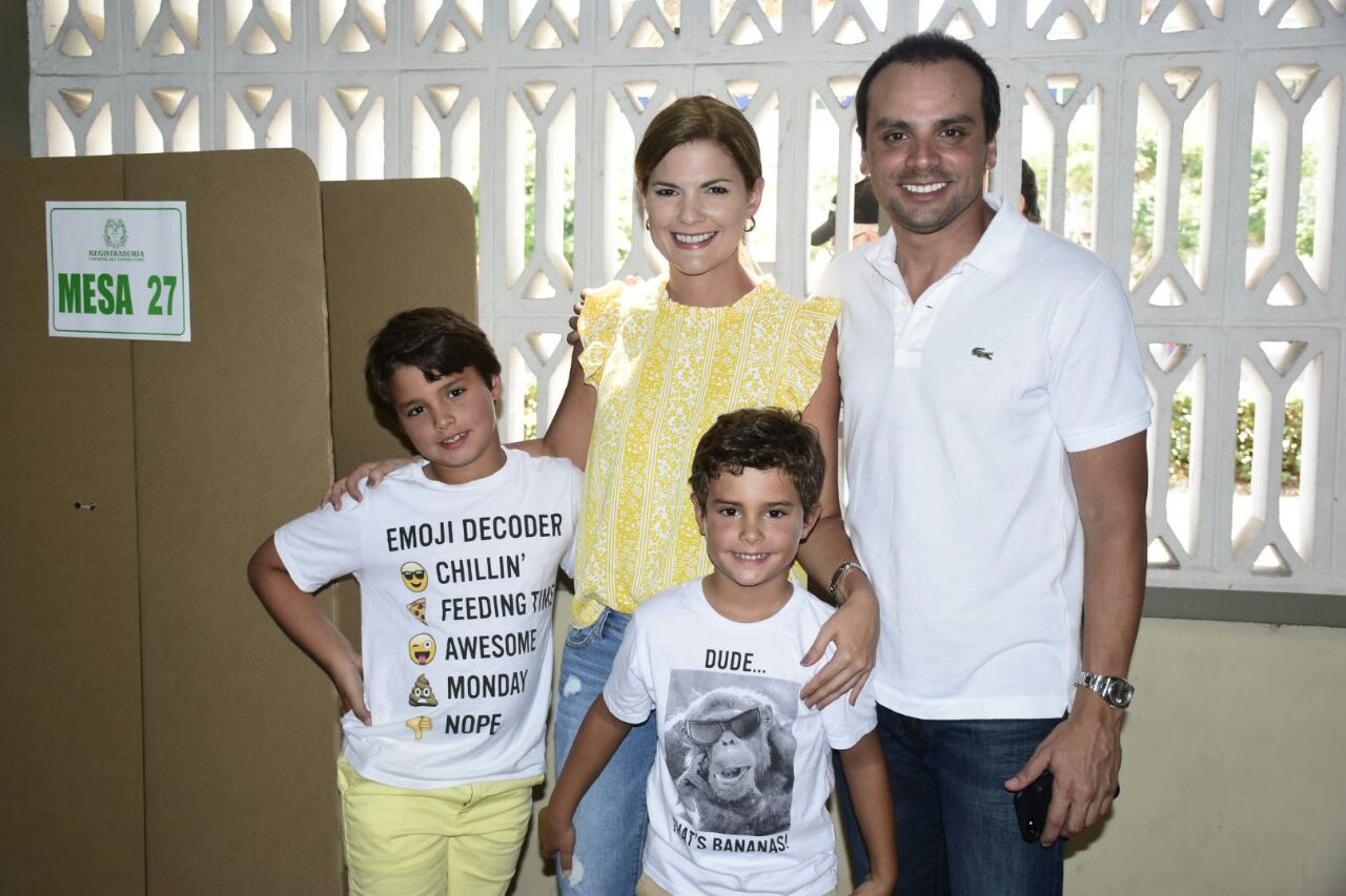 Alfredo Varela y Rochy Stevenson y dos de sus hijos.