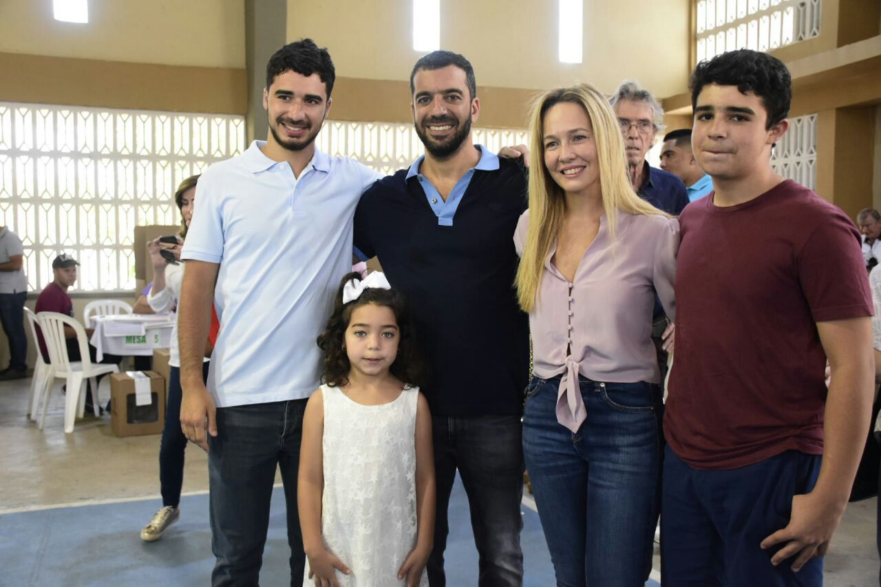 Arturo Char, su esposa Alexandra W. de Char y sus hijos.