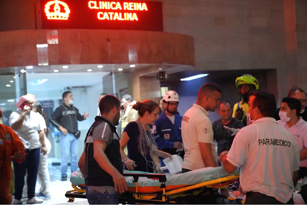 Grupos de paramédicos también se hicieron presentes.