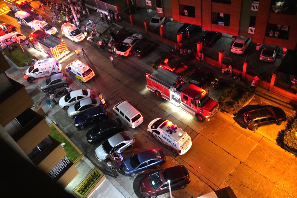 Máquinas de bomberos y ambulancias presentes en el lugar.