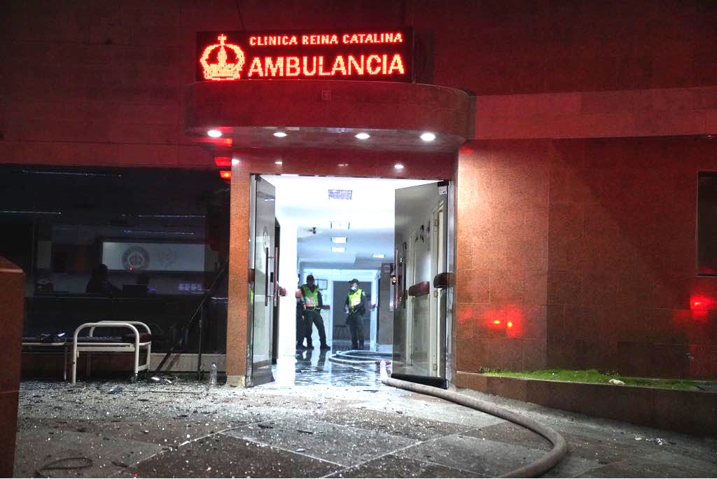Entrada de la clínica controlada por las autoridades.