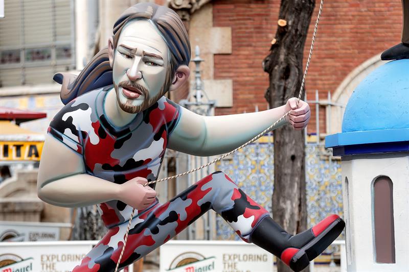 Un ninot de Pablo Iglesias se puede ver ya en uno de los más de 700 monumentos falleros que arderán en la noche de San José. 