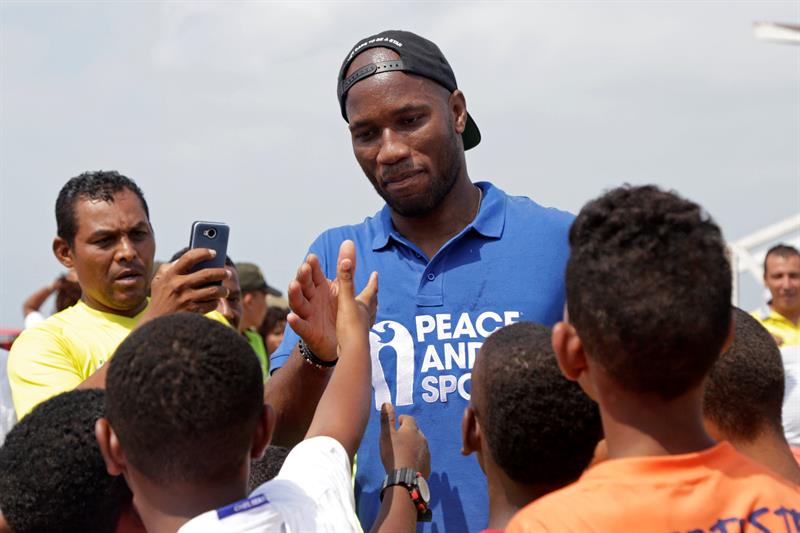 Drogba saludó a cada niño que se le acercó.