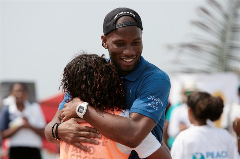 Drogba dio muestras de humildad y abrazó a todos los menores que participaron del evento.