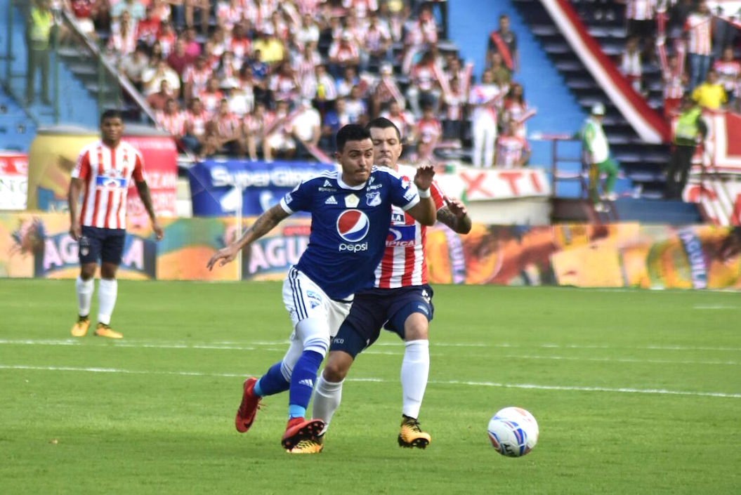 Leonardo Pico neutraliza una acción ofensiva de los visitantes.