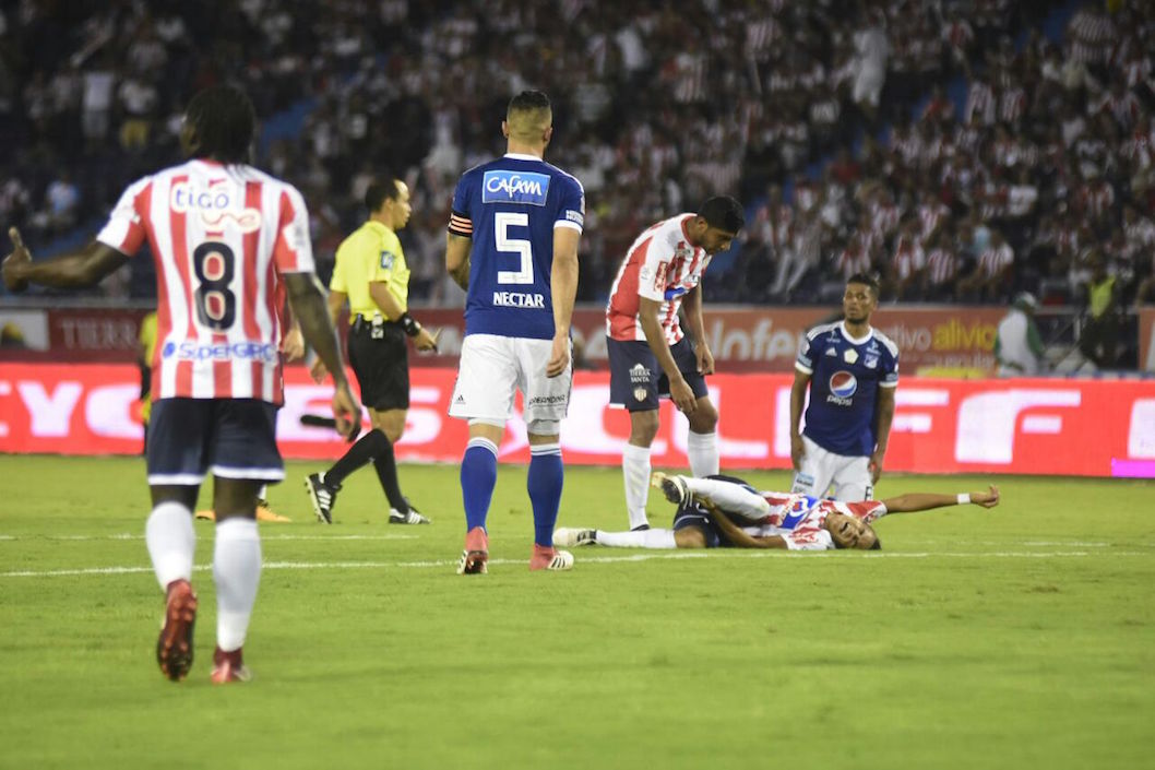 Luis Díaz en el gramado tras falta cometida por la defensa visitante.