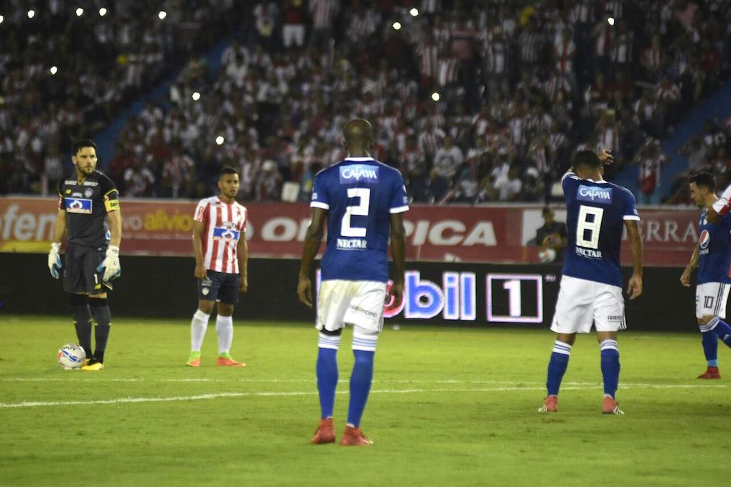 Sebastián Viera ensayó de tiro libre pero el balón salió desviado.