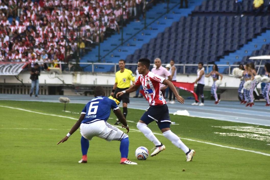 Luis Díaz enfrentando la marca de Felipe Román.