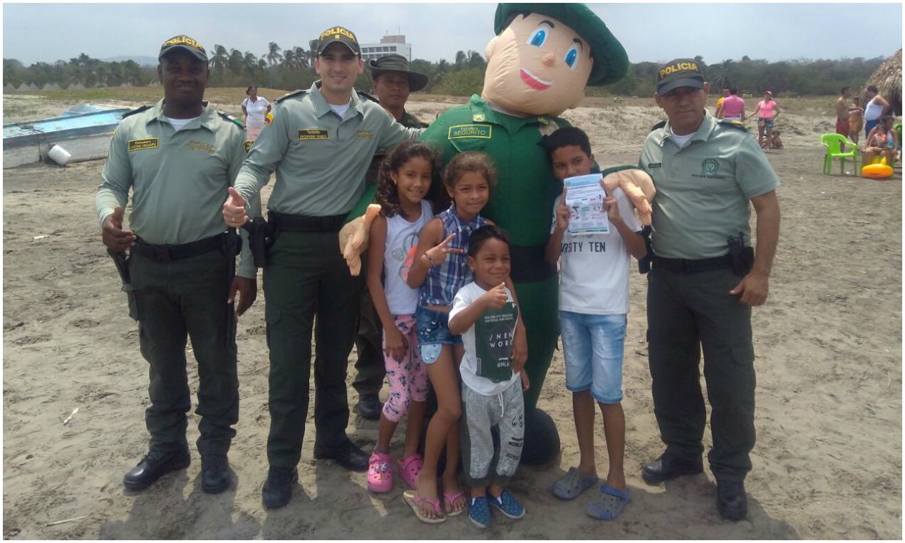 Grupos de la Policía que participaron en la campaña de prevención en playas.