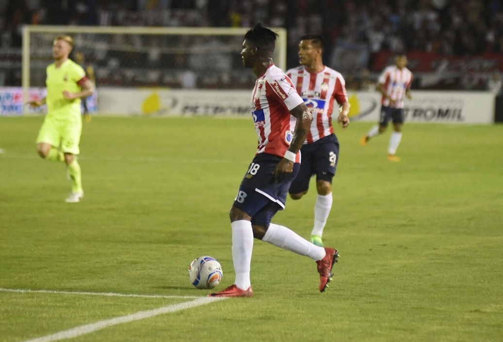 Yoni González iniciando un avance para los locales.