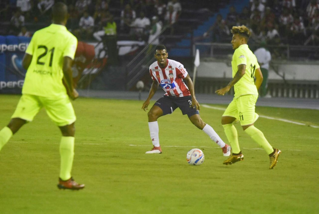 Duvan Vergara y Nelson Lemus iniciando una ofensiva de Envigado.