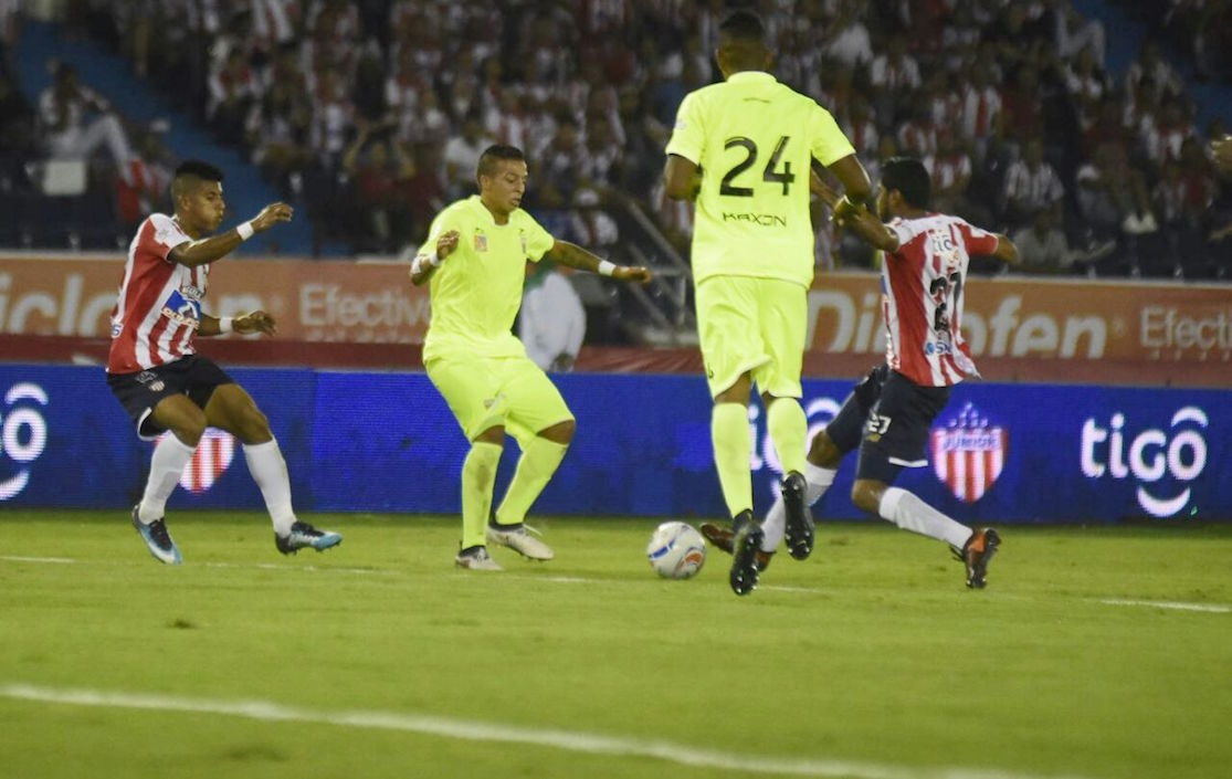 Luis Carlos Ruiz ensaya un remate frente a Luis Rodríguez.
