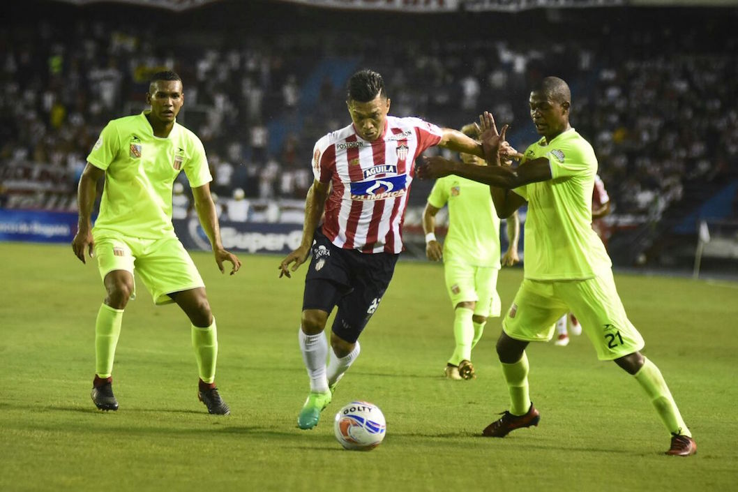 Teófilo Gutiérrez enfrentando la marca de Nelson Lemus.