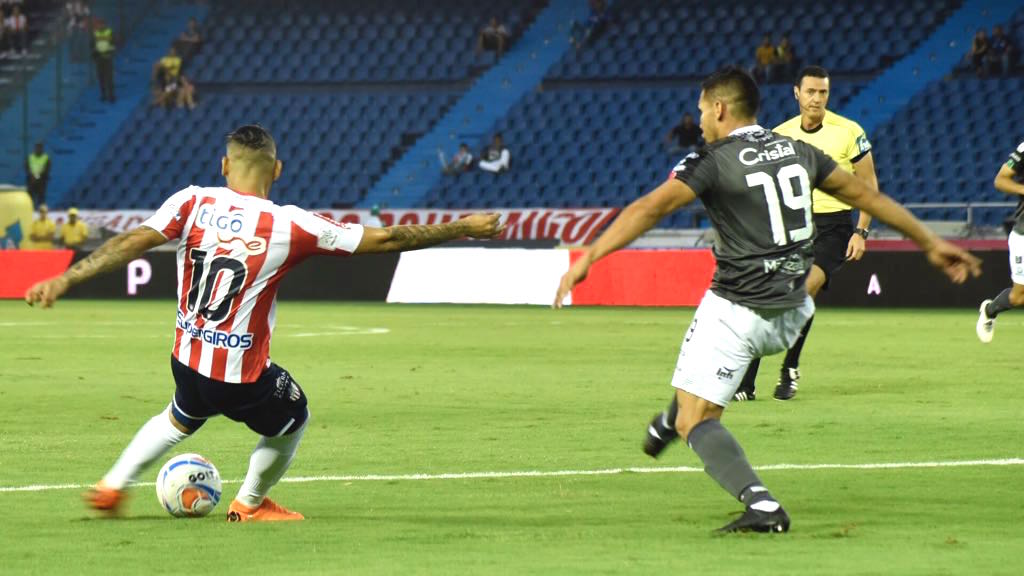 Jarlan Barrera intentando otro remate hacia el arco visitante.