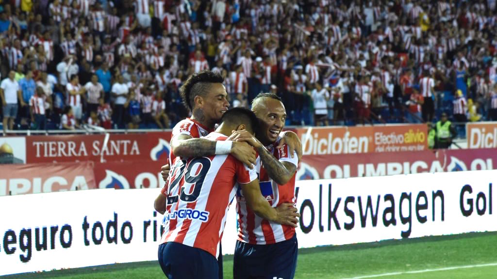 Celebración juniorista del tercer gol de la noche.