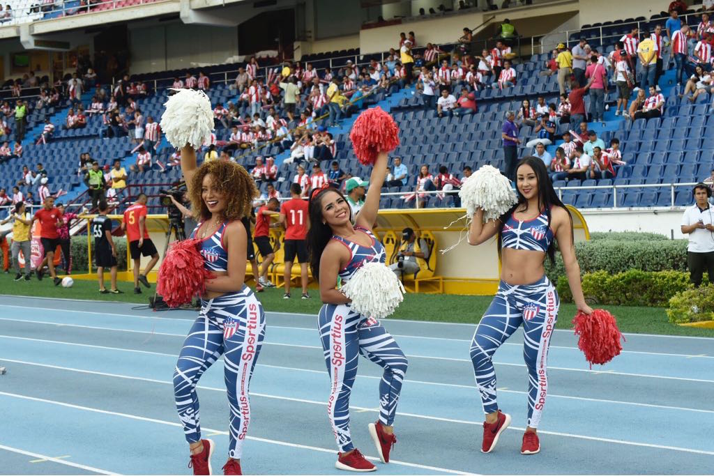 Las porristas del Junior animando al equipo.
