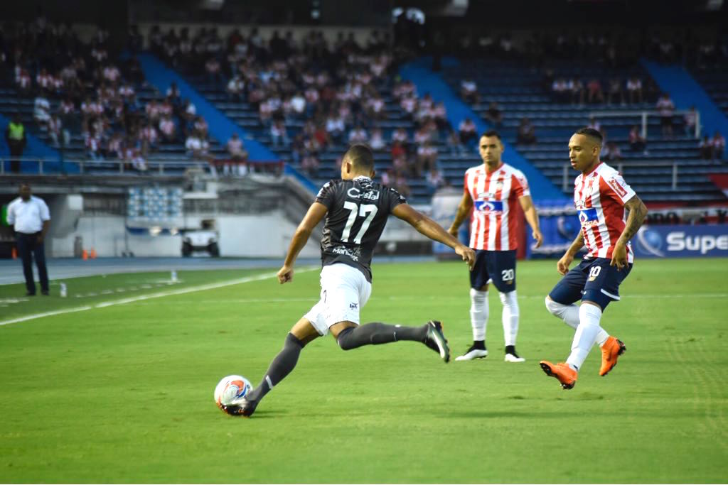 Ray Vanegas intenta un ataque ante la marca de Jarlan Barrera y Marlon Piedrahita.
