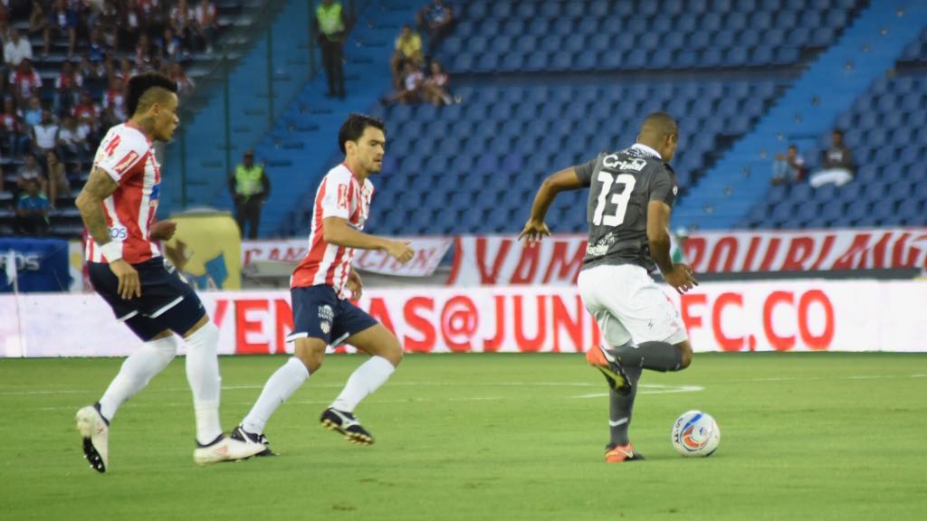 Luis Sierra frena un avance de Sebastián Hernández y Jonatan Alvez.