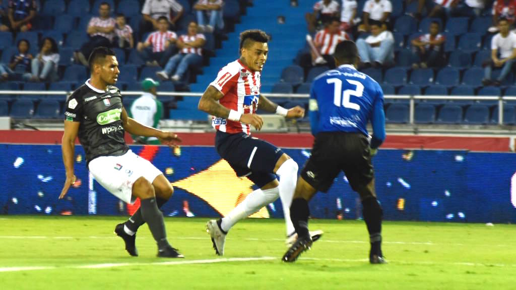El arquero José Fernando Cuadrado achicando una llegada de Jonatan Alvez.