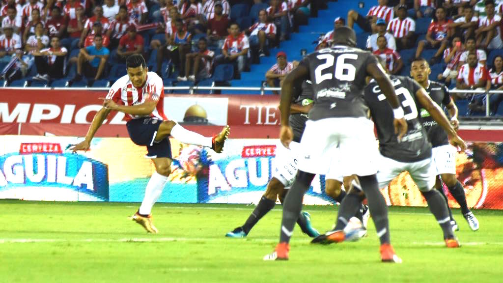 Remate de Teófilo Gutiérrez que salió desviado.