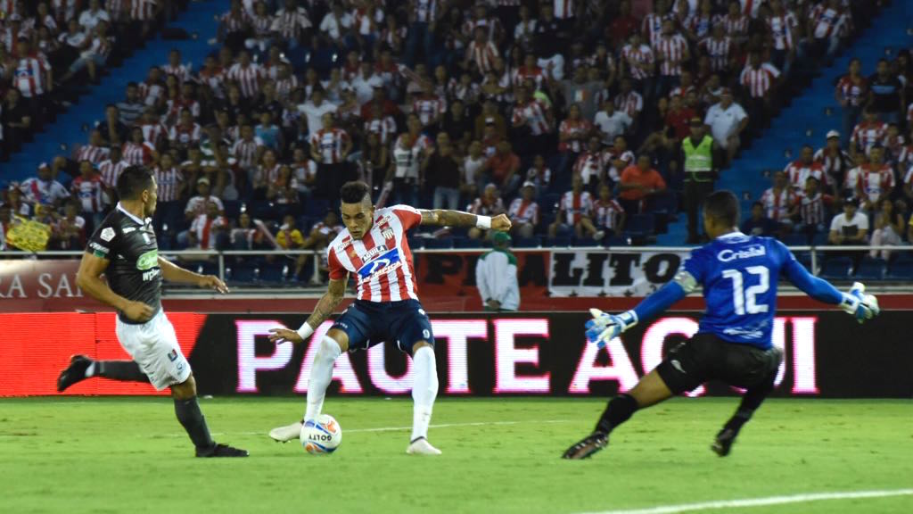 Jonatan Alvez no logra concretar frente al arquero José Fernando Cuadrado.