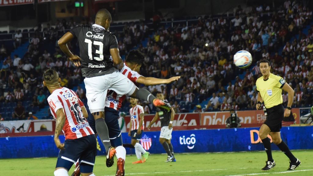 Luis Sierra despeja el balón ante la llegada de Jarlan Barrera y Teófilo Gutiérrez.
