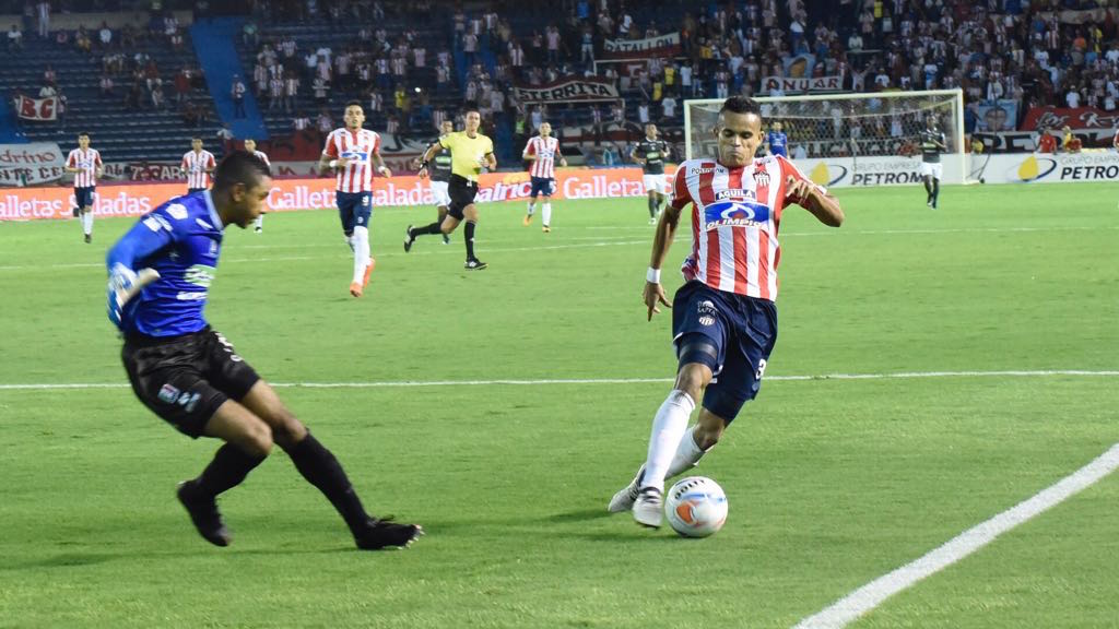 Luis Díaz enfrentando al arquero José Fernando Cuadrado.