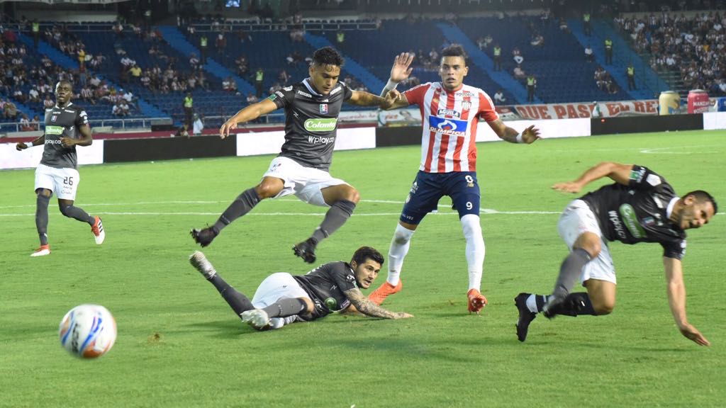 Tres jugadores visitantes caen ante la llegada del 'Loco' Alvez.
