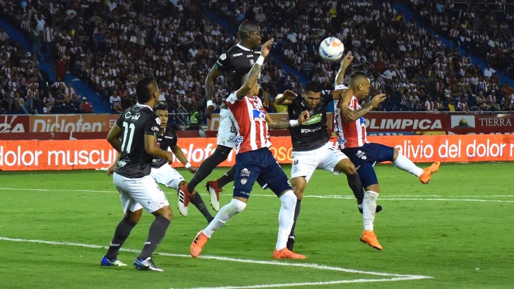 Alvez y Barrera intentando juego aéreo ante la defensiva manizalista.