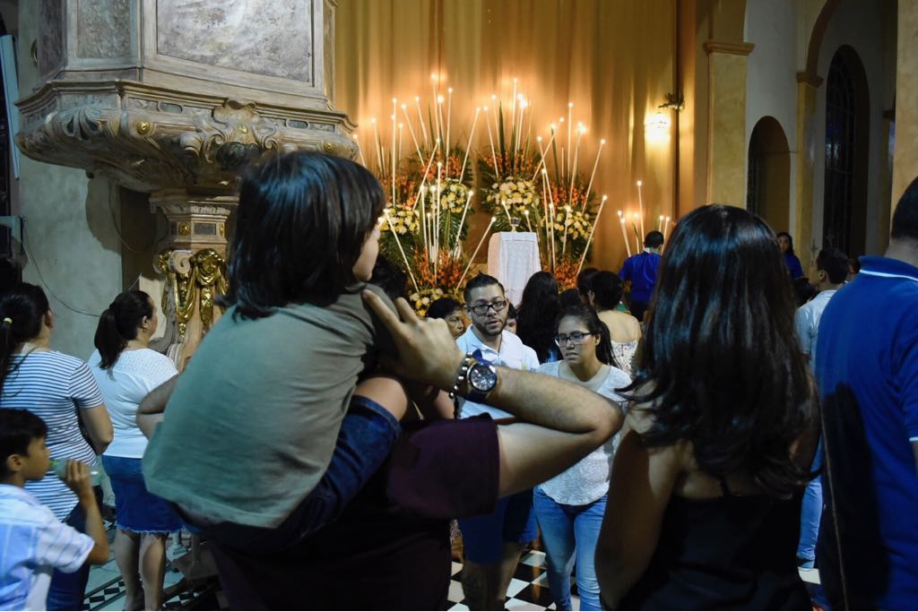 Visitantes de todas las edades recibió la Iglesia Nuestra Señora del Carmen.