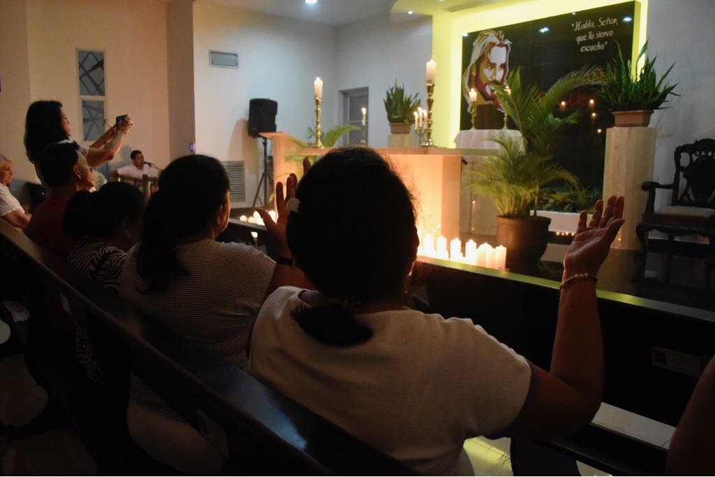 Fieles en la Parroquia de San Jerónimo.