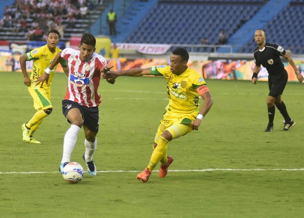 David Murillo desbordando por su sector.