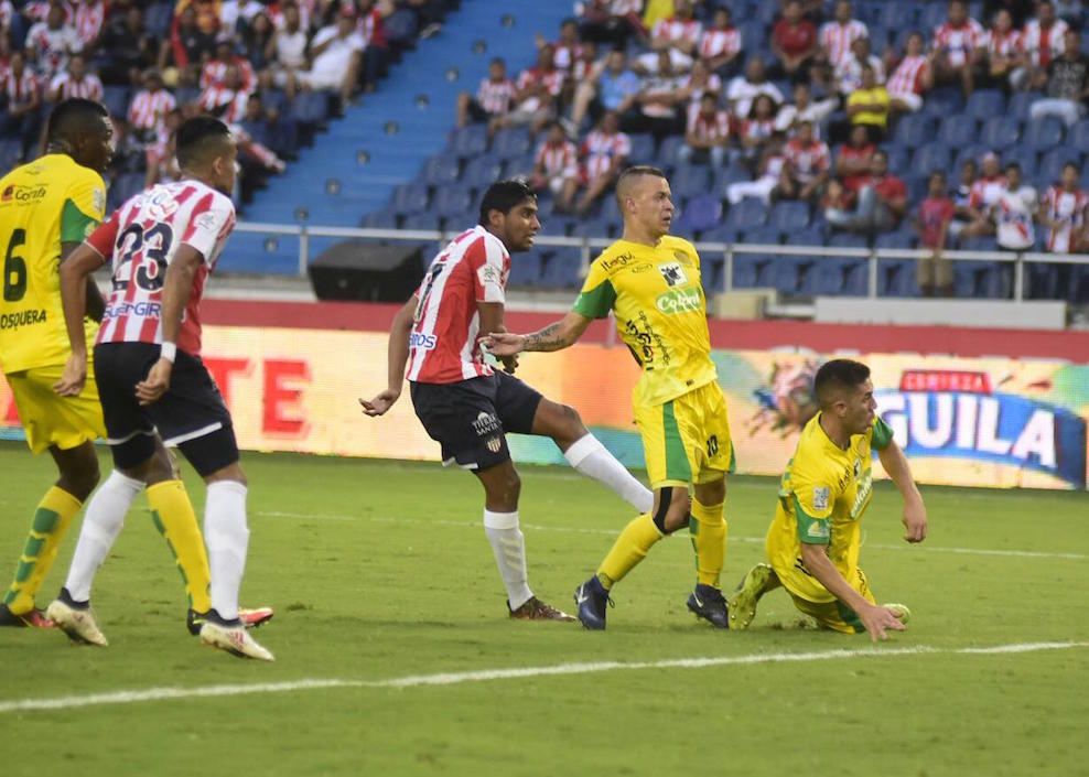 Luis Carlos Ruiz rematando al arco sin éxito alguno.