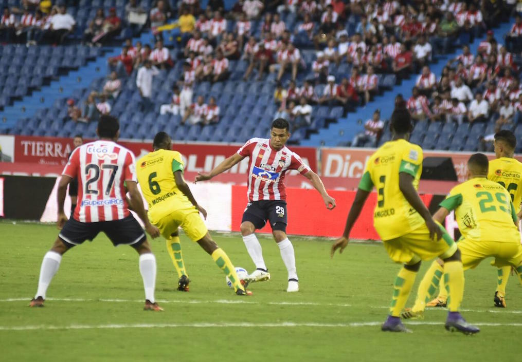 Otra acción ofensiva de Teófilo Gutiérrez frente a la marca de Dairo Mosquera.