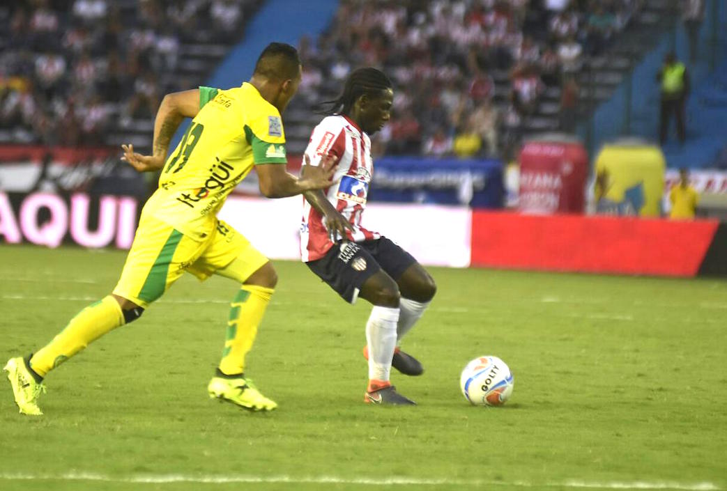 Yimmi Chará controlando el balón ante Sebastián Gómez.