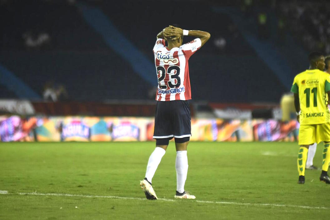 Luis Díaz se lamenta de un tiro que le salió desviado.