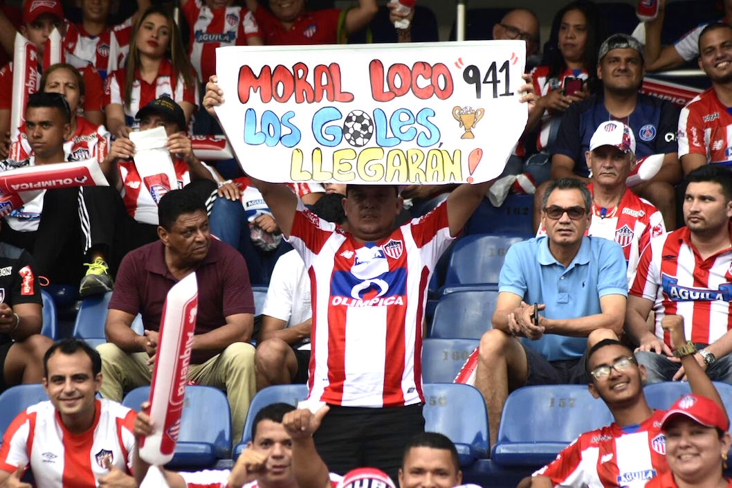 Los aficionados dándole ánimo a Jonatan Álvez.