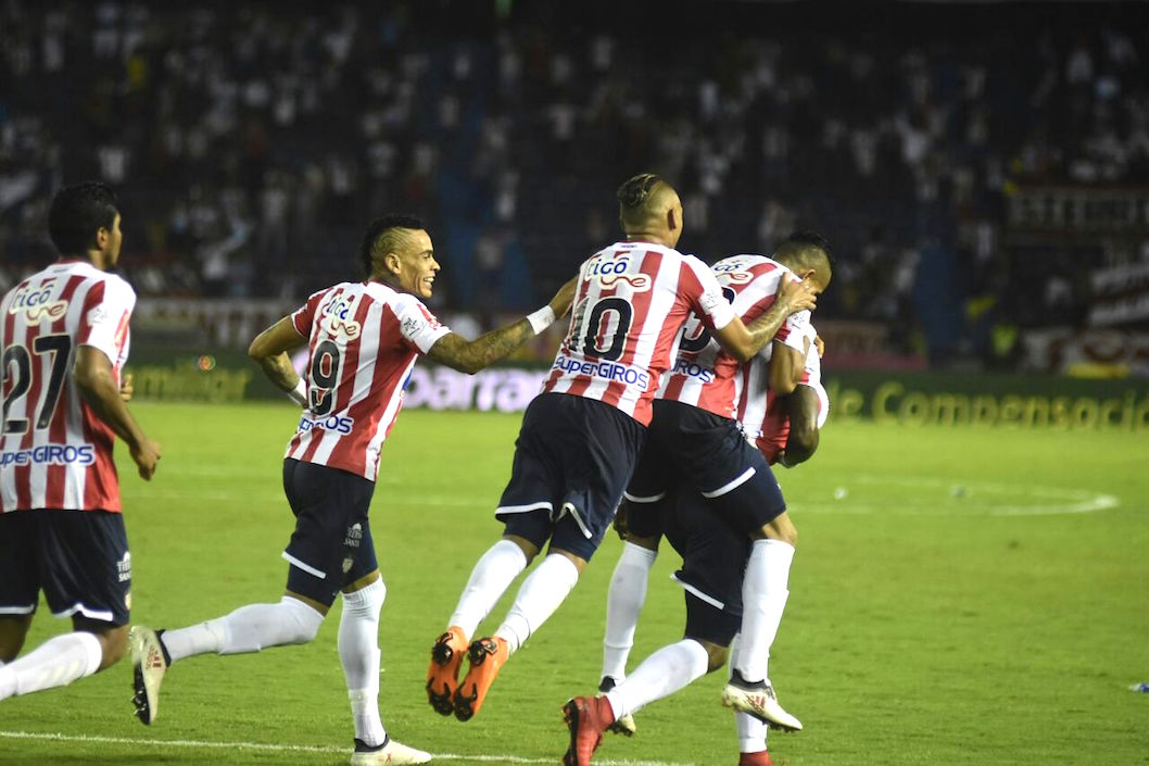 Celebración juniorista del gol del triunfo finalizando el partido.